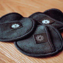 Afbeelding in Gallery-weergave laden, Kynd Mynded wasbare wattenschijfjes met bamboe houder – Duurzame oplossing voor je badkame