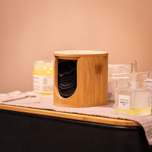 Afbeelding in Gallery-weergave laden, Kynd Mynded wasbare wattenschijfjes met bamboe houder – Duurzame oplossing voor je badkame